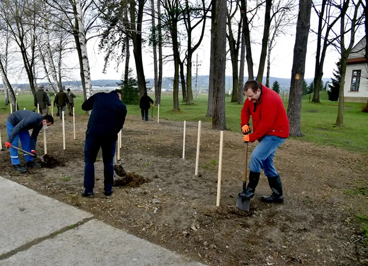 Dzień Ziemi: Na terenie Zakładu Uzdatniania Wody w Świniarsku posadzono 350 sadzonek drzew