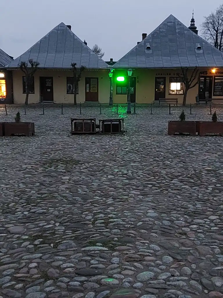 Wandalizm na starosądeckim rynku