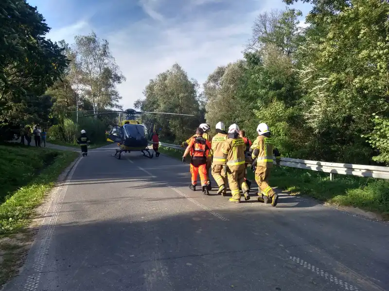 Wypadek w Przydonicy. Samochód zderzył się z hulajnogą. W akcji śmigłowiec LPR