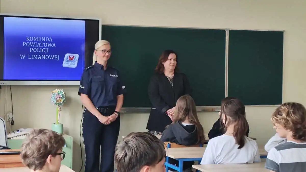 Policjanci z Limanowej inspirują młodzież do służby w mundurze