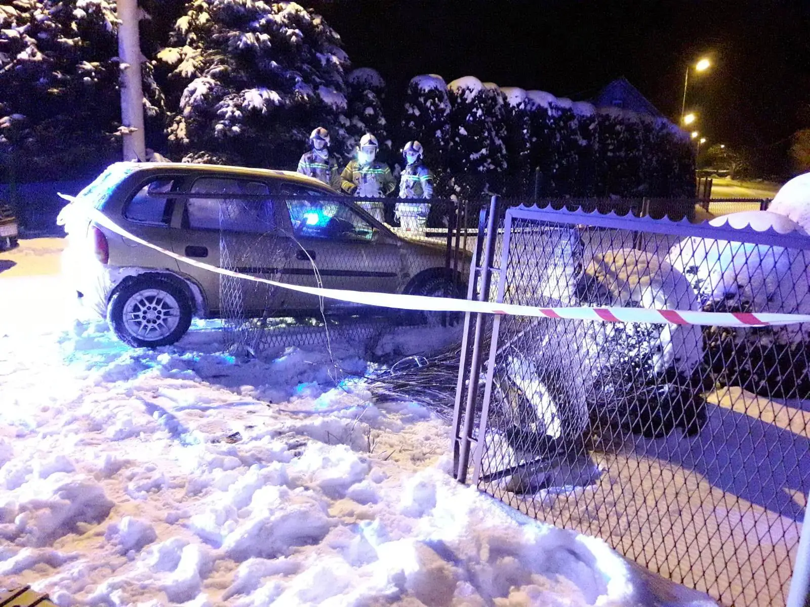 W Gołkowicach Dolnych osobówka wypadła z drogi. Na miejscu zdarzenia nie było kierującego