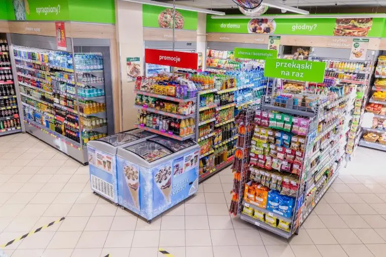 Żabka coraz bardziej lokalna. 7-tysięczny sklep sieci otwarty w zabytkowym Bieczu