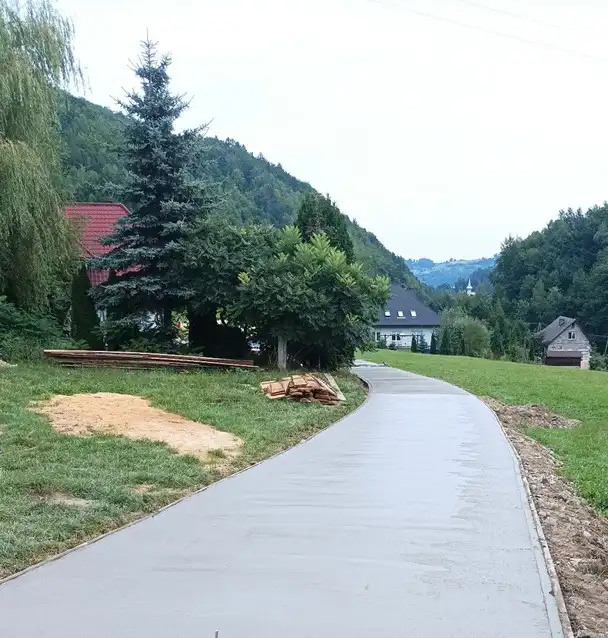 Letnie inwestycje drogowe w Obidzy. Poprawa infrastruktury na kluczowych odcinkach