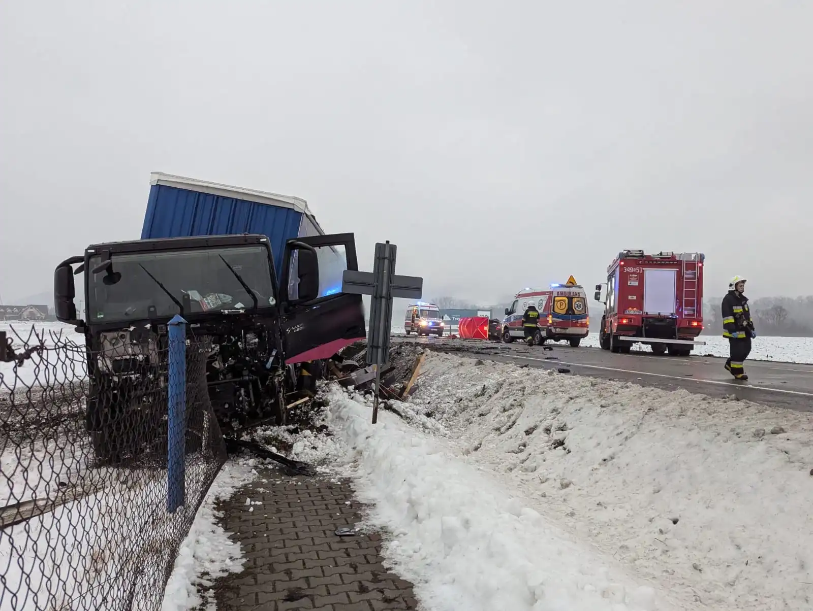 Tragiczny wypadek na DK75 w Łososinie Dolnej. Nie żyje kierowca osobówki