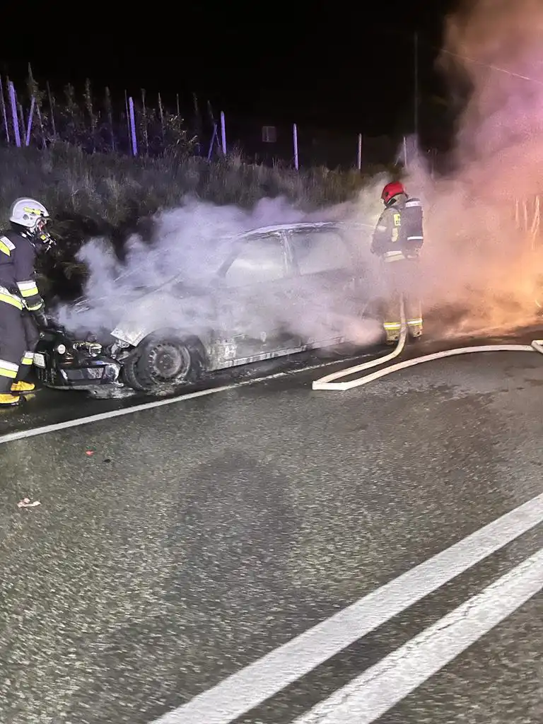 Pożar na DK75 w Tęgoborzy. Płonęła osobówka z przyczepą