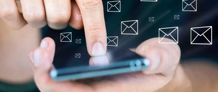 Uwaga na fałszywe SMS-y nt. zatrzymanej paczki przez „służby celne”