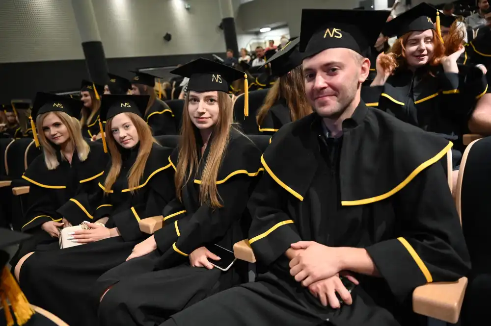 Ponad 100 absolwentów Wydziału Nauk Społecznych i Sztuki ANS otrzymało dyplomy ukończenia studiów licencjackich i magisterskich