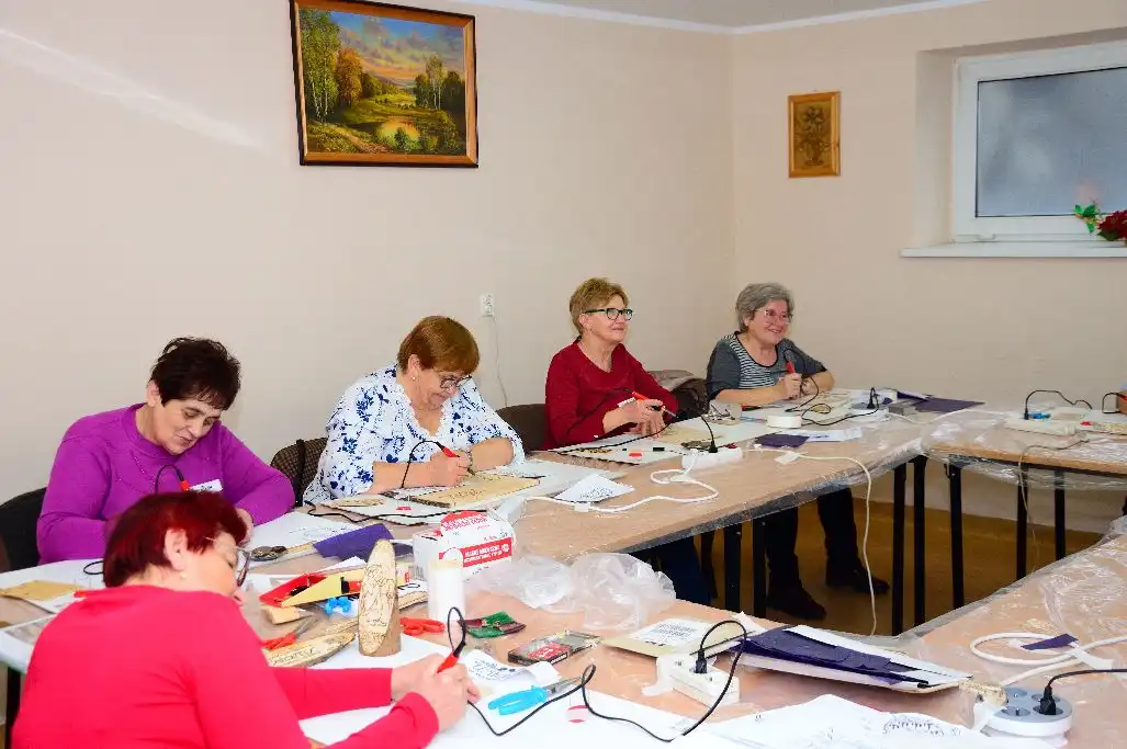 Twórcza energia seniorów. Zajęcia pirografii w Gminie Chełmiec