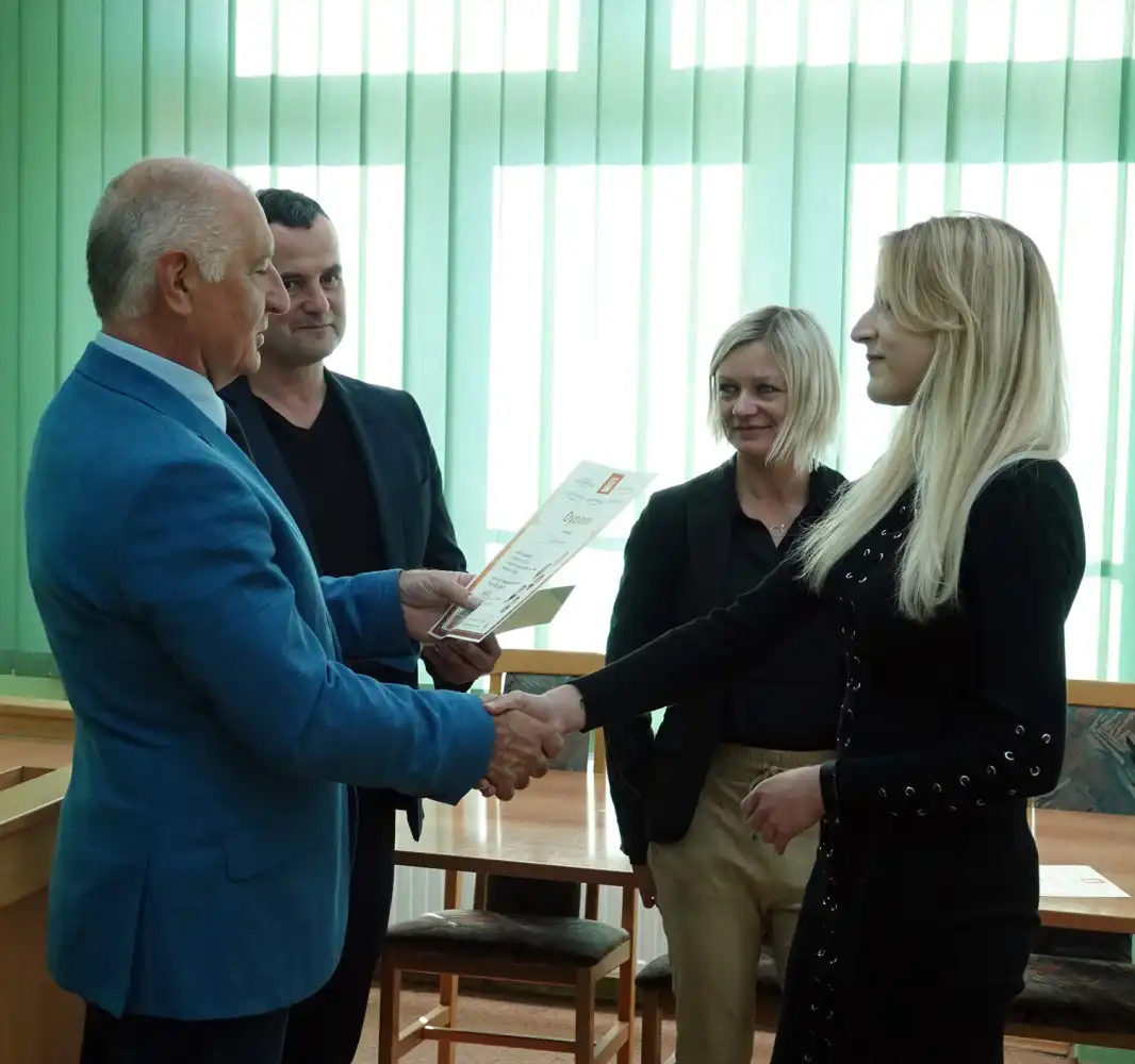 Uczennice ZSP w Nawojowej z sukcesami w konkursie matematycznym
