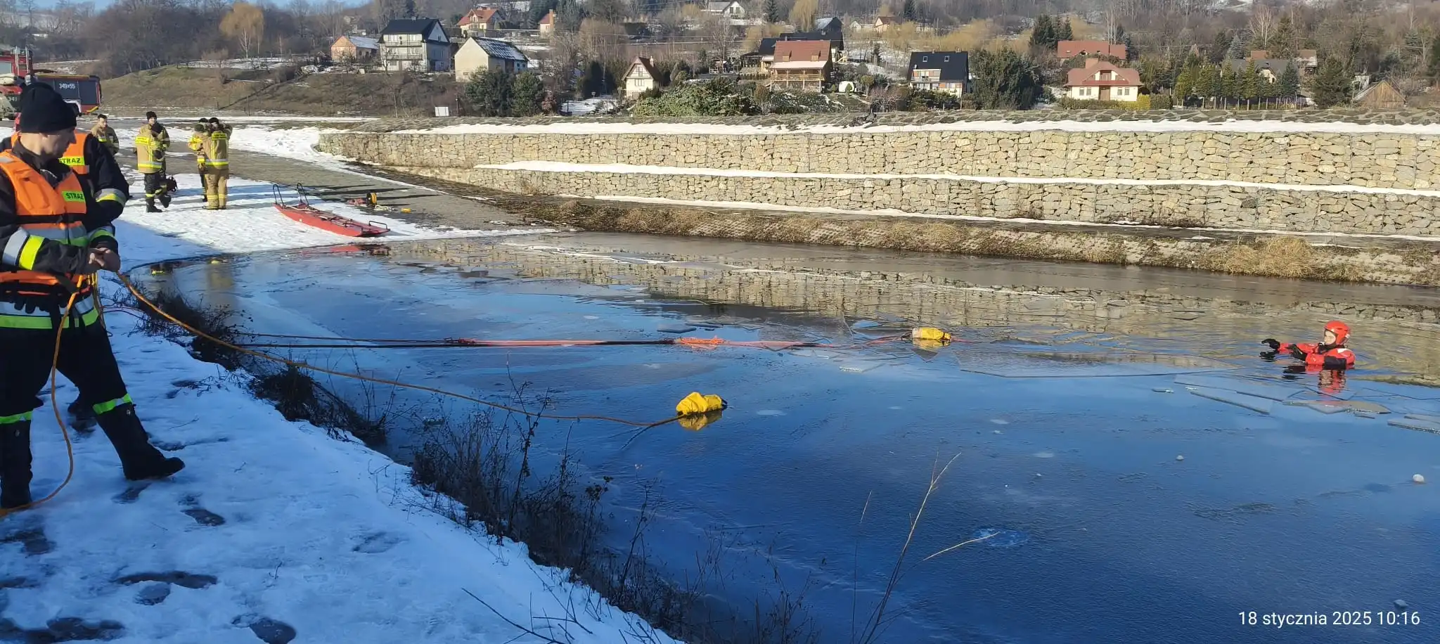 Szkolenie strażaków na lodzie. Ratownictwo w trudnych warunkach