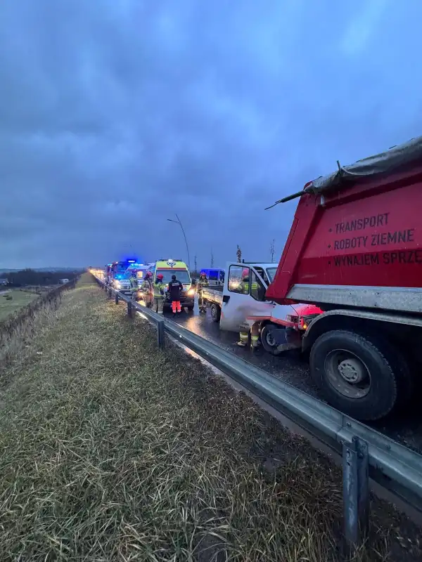 Wypadek na obwodnicy północnej Nowego Sącza. Kolizja dostawczaka z ciężarówką
