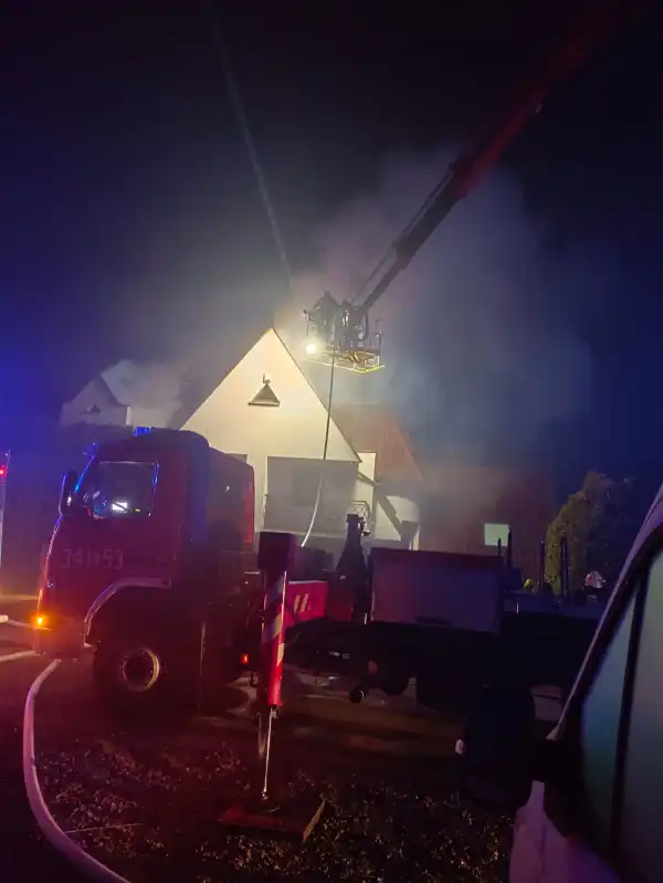 Pożar w budynku mieszkalnym przy ul. Zdrojowej w Nowym Sączu. Ogień pojawił się na poddaszu