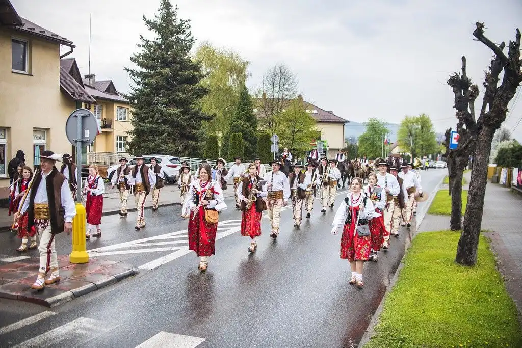 Niedzielne obchody Święta Kwitnącej Jabłoni w Łącku