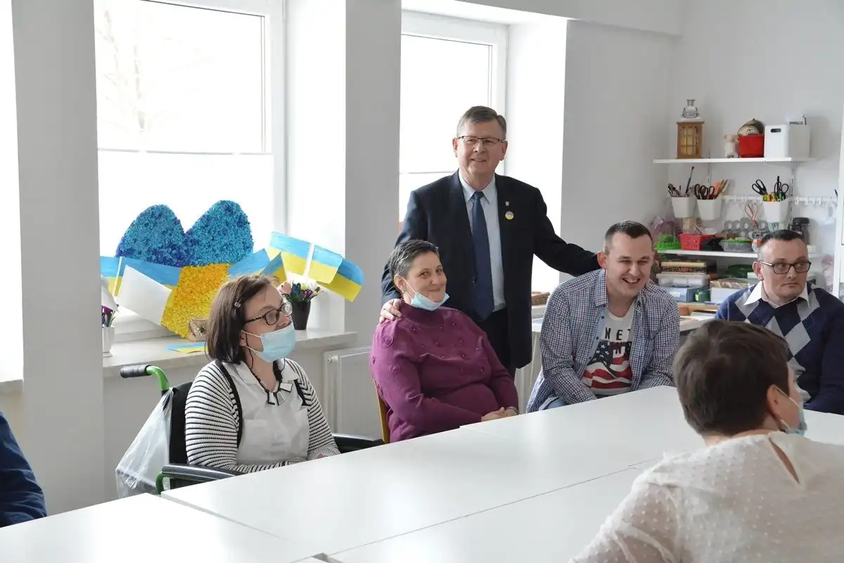Marszałek Witold Kozłowski z wizytą u niepełnosprawnych w Piwnicznej-Zdroju