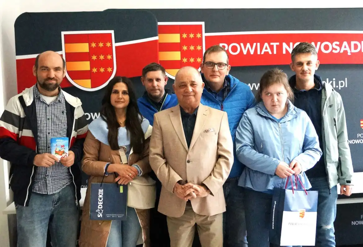 Podopieczni WTZ MADA odwiedzili Starostwo z wielkanocnymi życzeniami