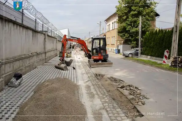 Trwają prace związane z odtworzeniem miejsc postojowych na ul. 1 Maja w Nowym Sączu