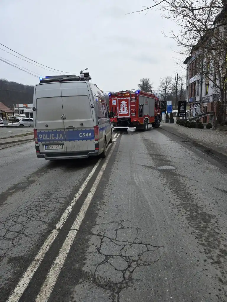 Wypadek na ul. Orkana. Czołowe zderzenie dwóch pojazdów. Jedna osoba w szpitalu