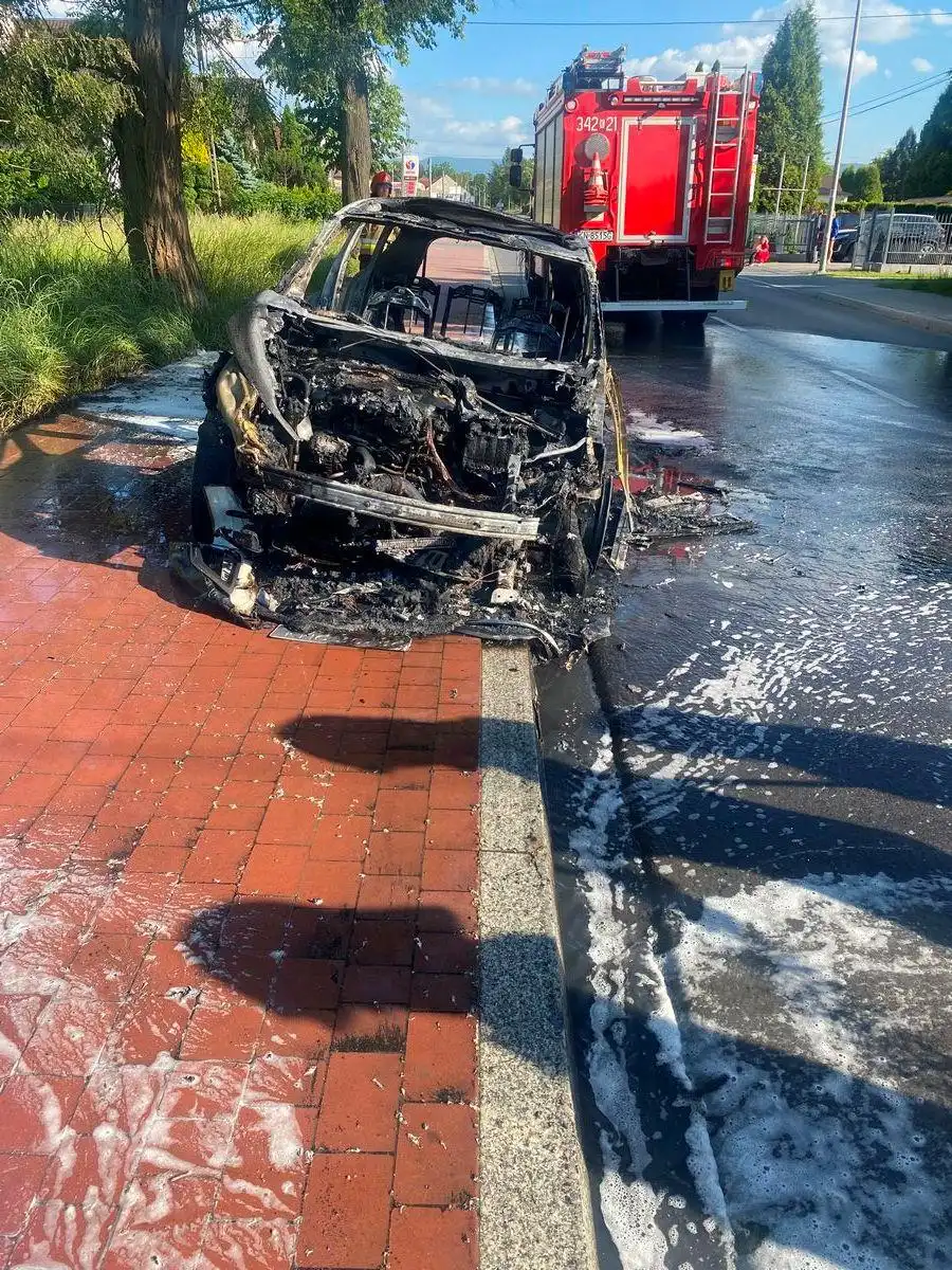 Pożar na ul. Nawojowskiej w Nowym Sączu. Spłonął samochód osobowy