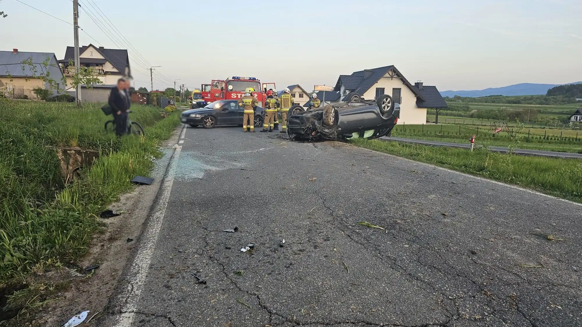 Wypadek w Mokrej Wsi. Zderzyły się dwie osobówki. Jedna z nich uderzyła w przepust i dachowała