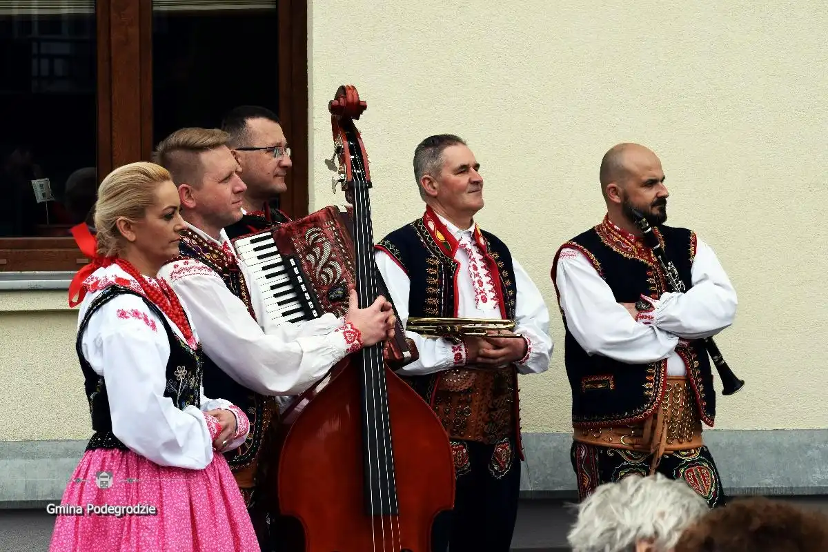 Minister Rodziny i Polityki Społecznej Marlena Maląg odwiedziła seniorów Gminy Podegrodzie