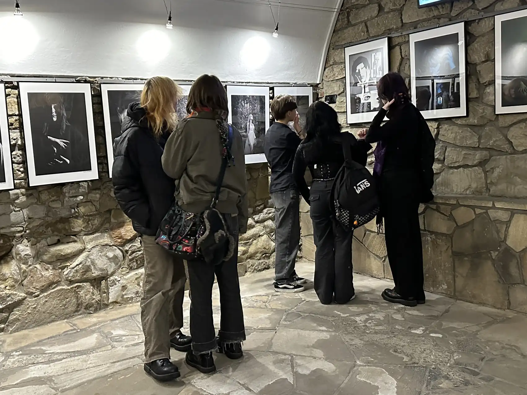 „Różne punkty widzenia”. Fotograficzna podróż przez wyjątkową wystawę w Sądeckiej Bibliotece Publicznej