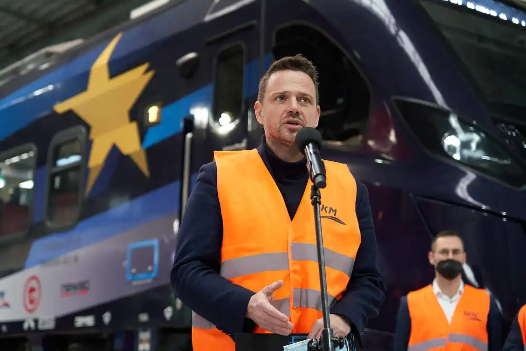 Dwa nowoczesne pociągi Newagu w Warszawie. Zasilą tabor Szybkiej Kolei Miejskiej
