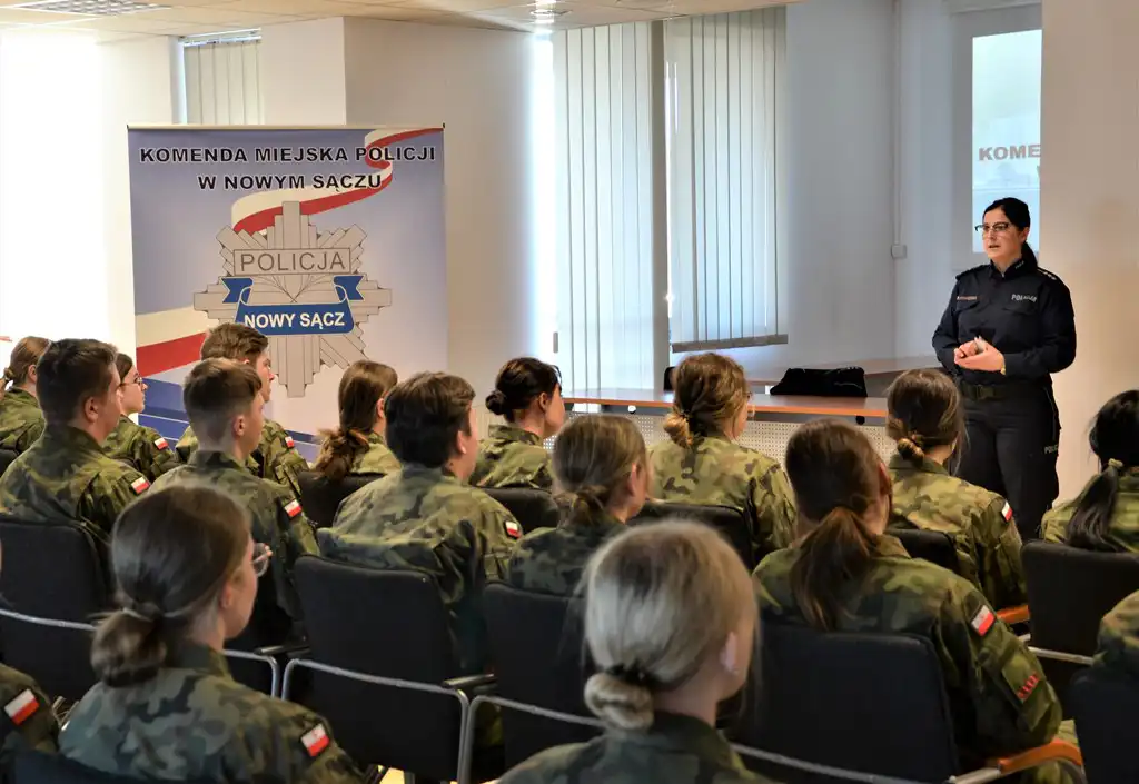 Młodzi "Mundurowi" ze szkoły Sybiraków z wizytą w sądeckiej komendzie