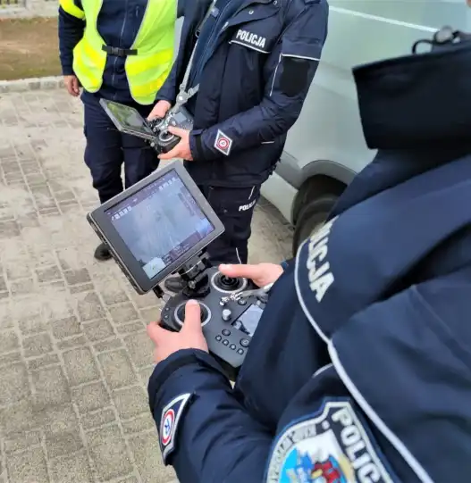 Policjanci sądeckiej drogówki kontrolowali przestrzeganie przepisów przy użyciu drona. Posypały się mandaty