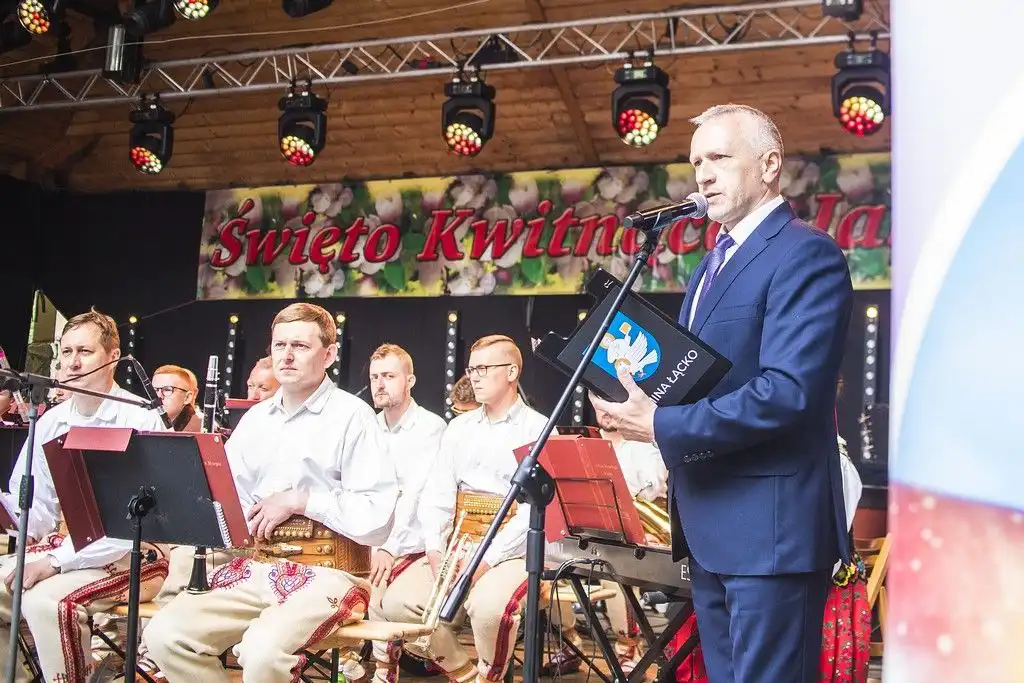 Niedzielne obchody Święta Kwitnącej Jabłoni w Łącku