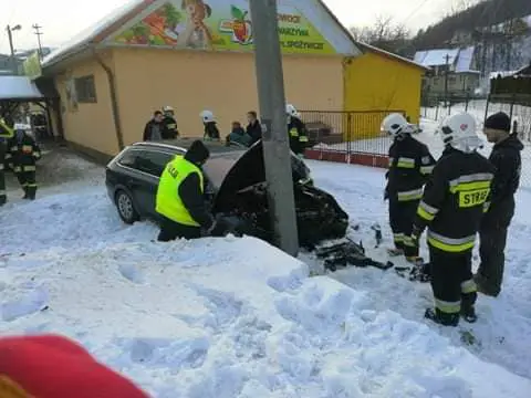 Wypadek w Zabrzeży. Osobówka wypadła z drogi i uderzyła w słup energetyczny