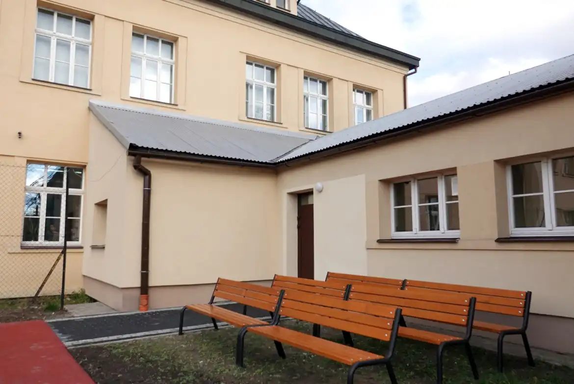 Boisko przy ZS w Starym Sączu zmodernizowane. Uczniowie będą mogli dodatkowo grać w piłkę ręczną