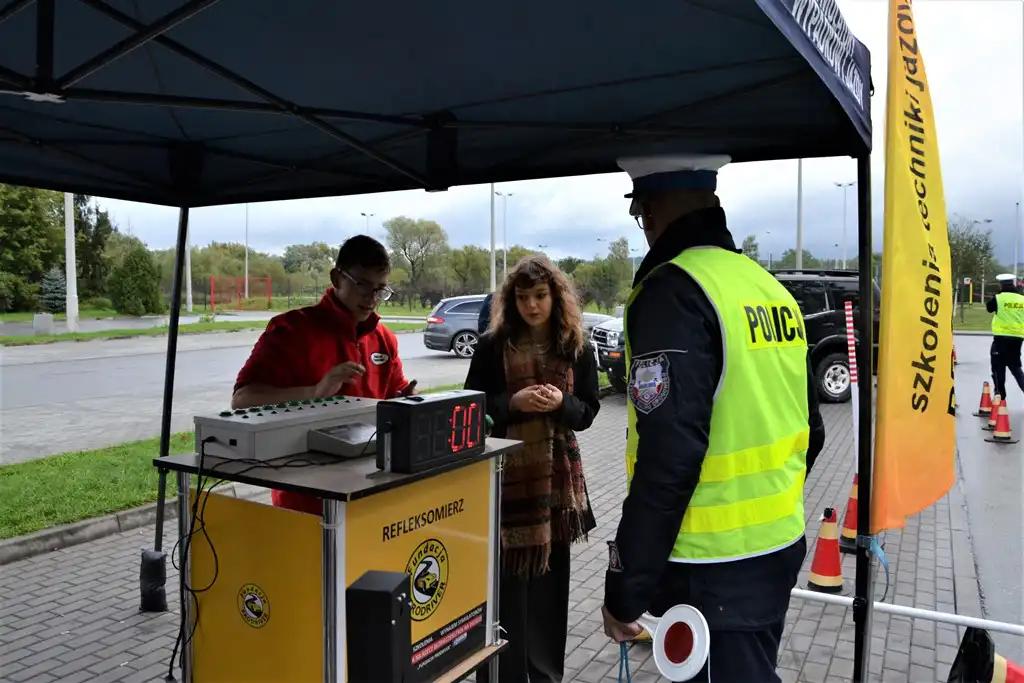 ROADPOL Safety Days z sądecką drogówką. Był symulator dachowania i alkogogle