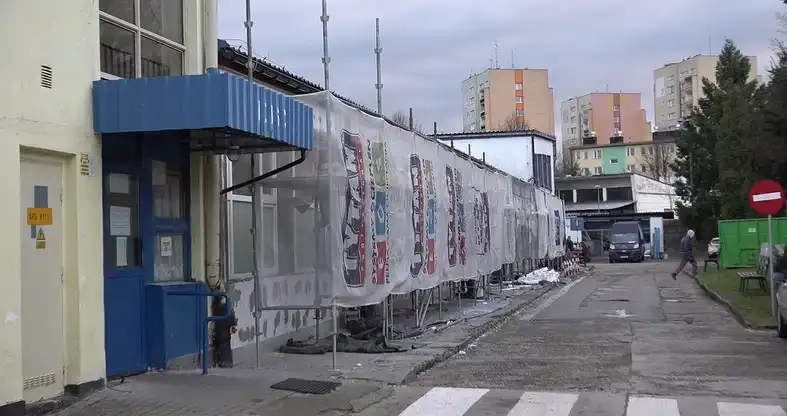 Nowy Sącz: Trwa remont elewacji budynku warsztatów w Zespole Szkół Samochodowych