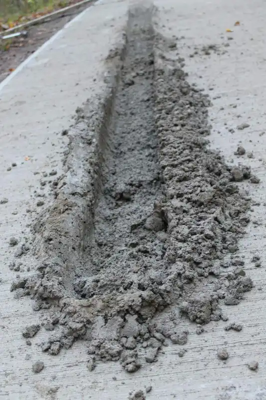 Nieznany sprawca uszkodził nowo wybudowany odcinek drogi w Łyczanej
