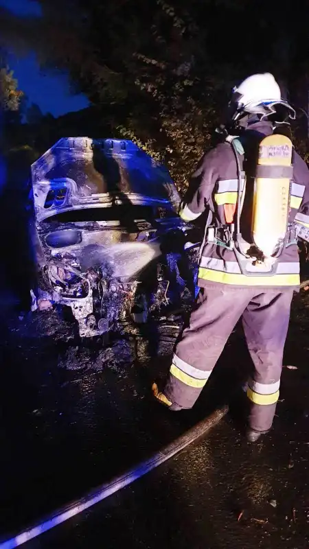 Pożar osobówki w Zarzeczu. Peugeot spłonął doszczętnie