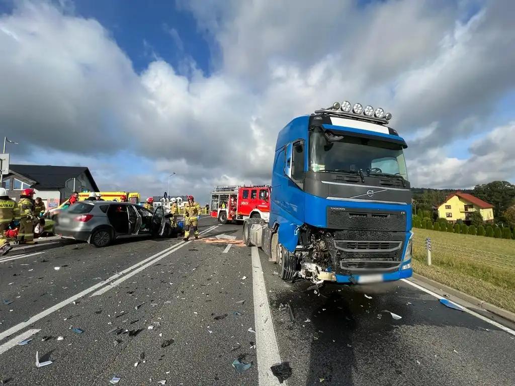 Poważny wypadek na dk 28 w Ptaszkowej. 3 osoby zabrane do szpitala