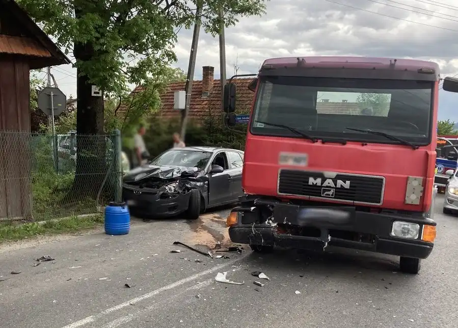 Wypadek w Nowym Sączu. Zderzenie ciężarówki z osobówką. Dwie osoby w szpitalu