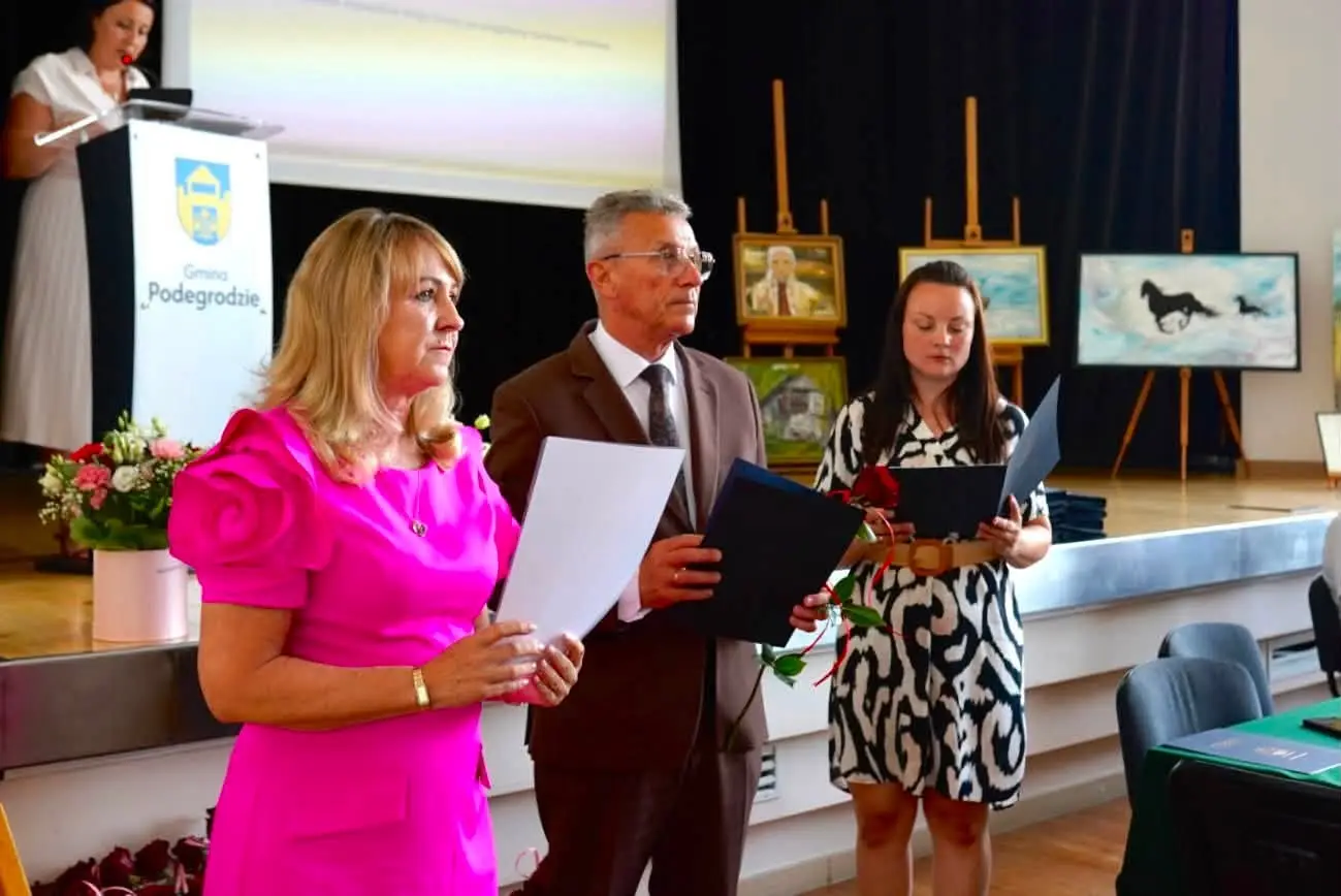 Najzdolniejsi uczniowie z Gminy Podegrodzie nagrodzeni. Wręczono stypendia i prestiżowe wyróżnienia