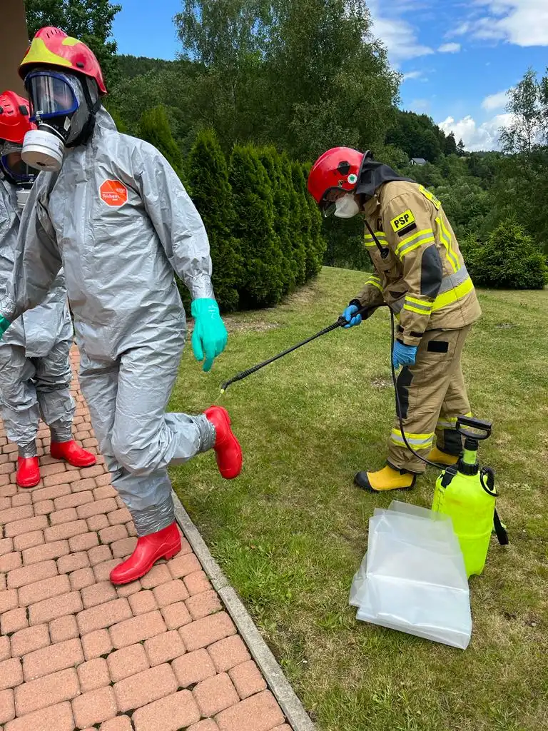 Krynica-Zdroj: w jednym z hoteli rozlano płyn o drażniącym zapachu. Dwójka dzieci trafiła do szpitala