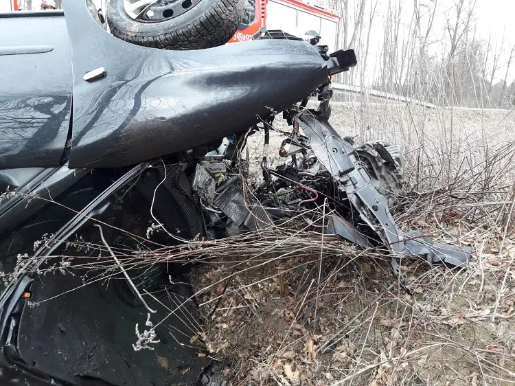 Wypadek w Starym Sączu: Na ul. Piaski dachował Seat. Kierowca trafił do szpitala