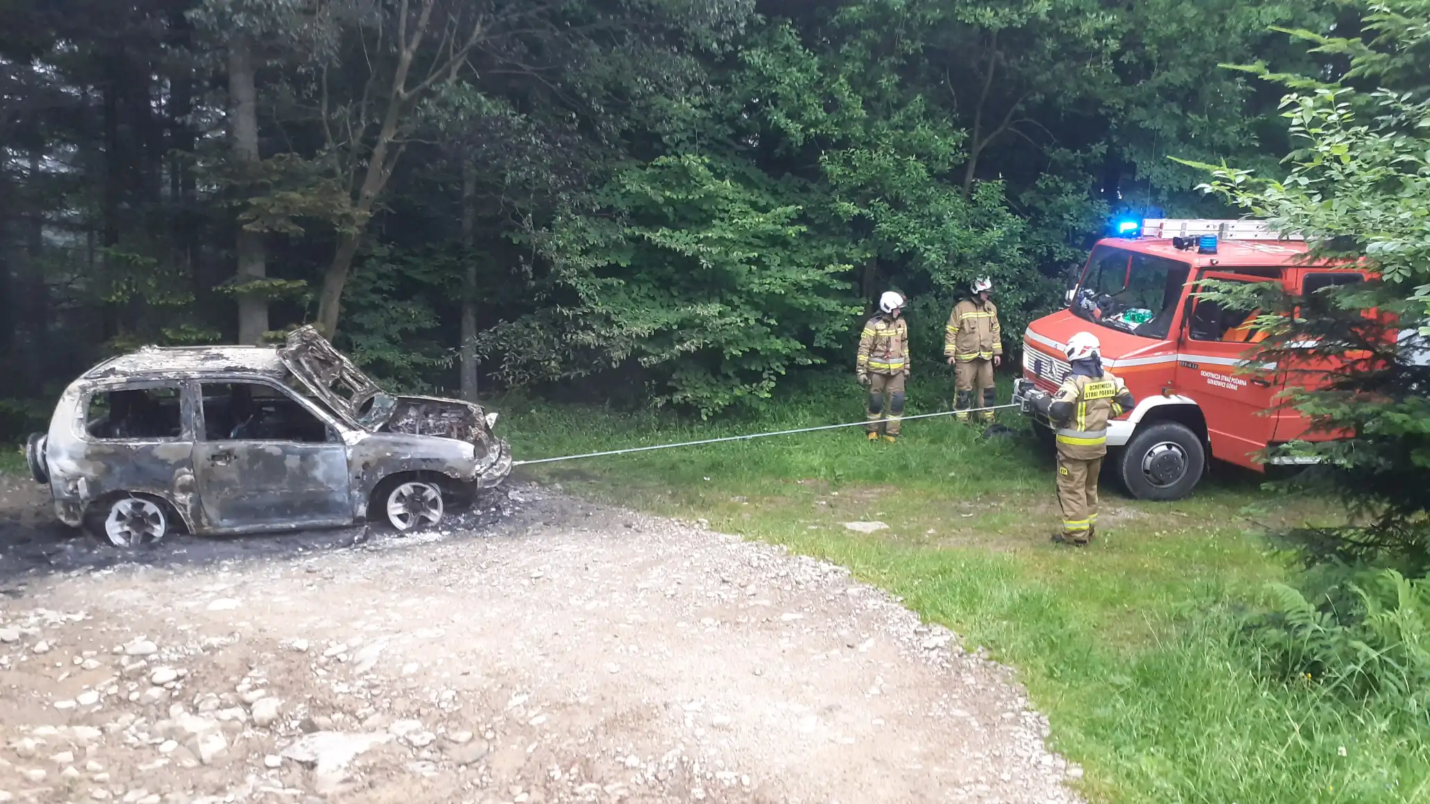 Pożar osobówki w Gaboniu. Auto znajdowało się w bliskim sąsiedztwie lasu