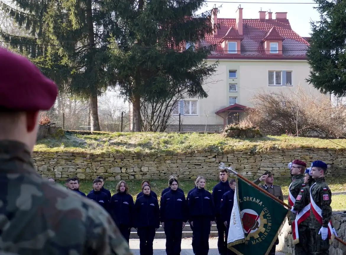 Uczniowie klas mundurowych z ZS w Marcinkowicach pobiegli „Tropem wilczym”