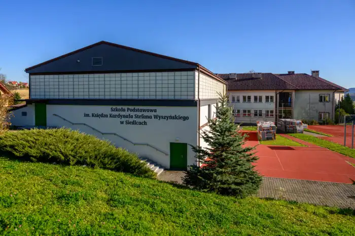 Szkoła w Siedlcach przechodzi metamorfozę. Termomodernizacja w pełnym toku