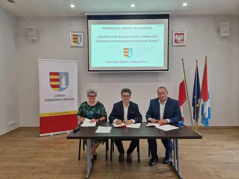 Podpisano umowy na modernizację dróg w Gminie Kamionka Wielka