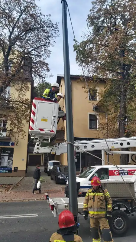 Krynica-Zdrój: Samochód uderzył w latarnię która się przechyliła i groziła upadkiem. Interweniowali strażacy