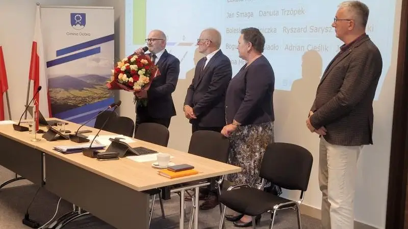 Jednomyślna decyzja radnych. Wójt Gminy Dobra otrzymał wotum zaufania i absolutorium