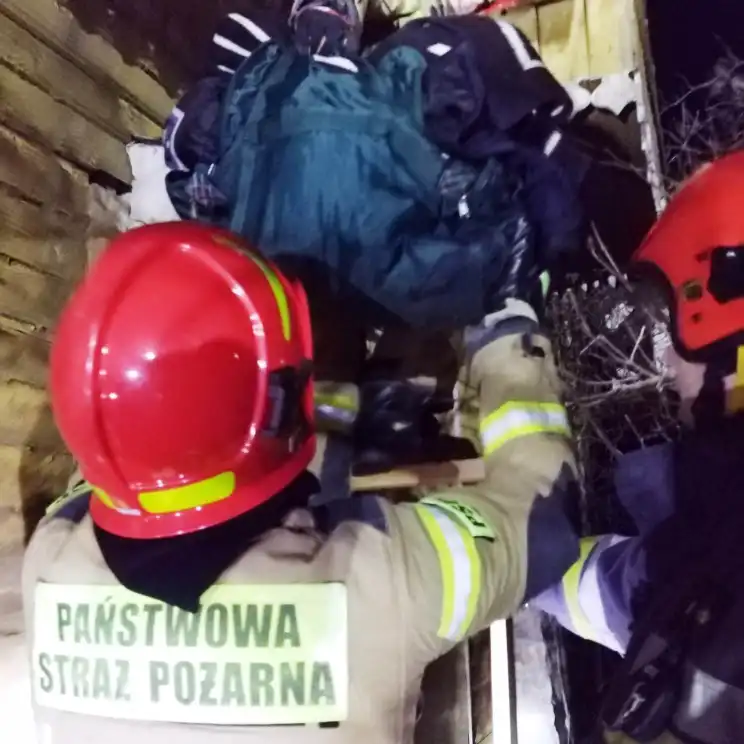 Muszyna: strażacy pomogli w ewakuacji mężczyzny z pustostanu