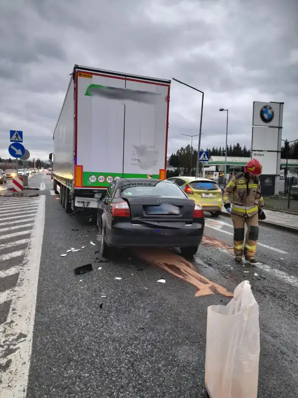 Wypadek w Nowym Sączu. Audi wbiło się pod naczepę ciężarówki