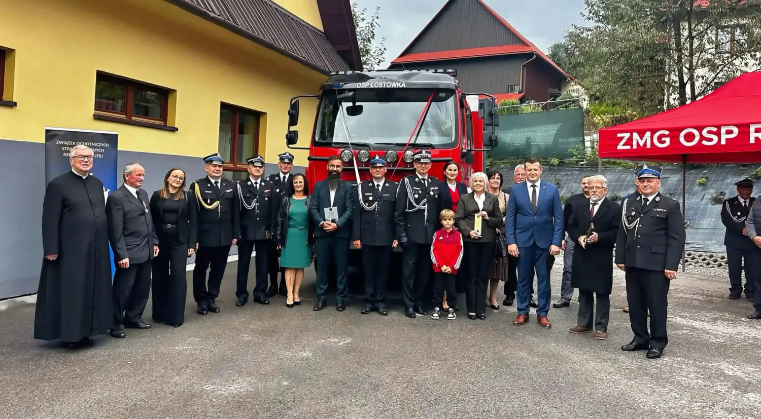 Nowy wóz bojowy już w garażu OSP Łostówka. Został oficjalnie przekazany