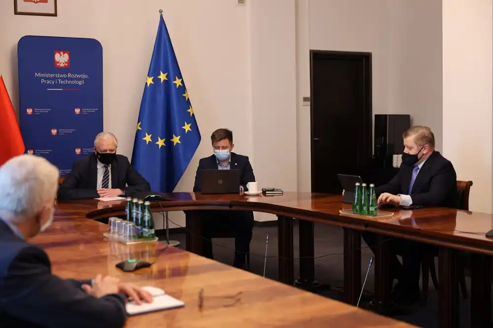 MRPiT chce przyspieszyć dobrowolne szczepienia pracowników w zakładach pracy